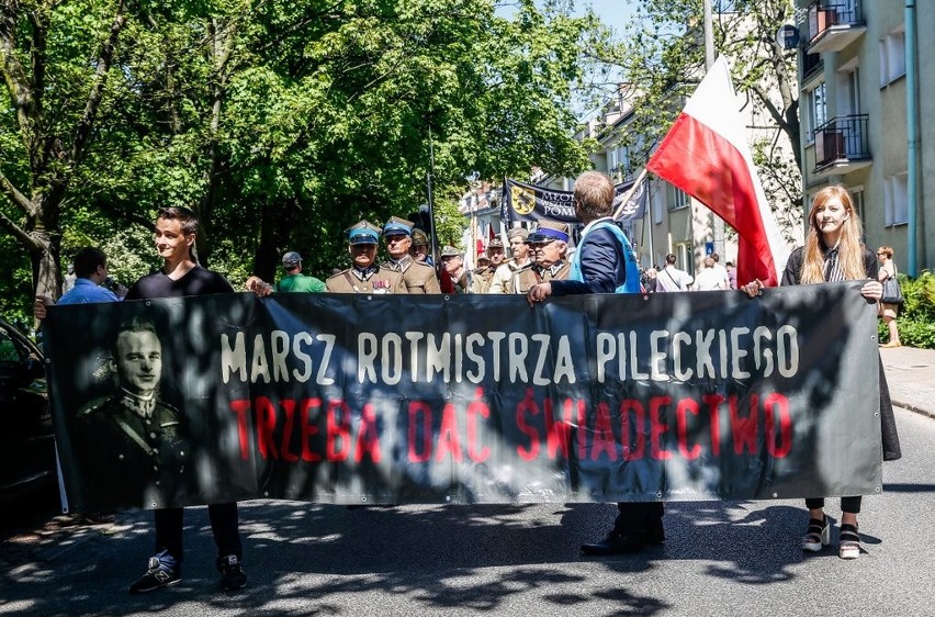 Marsz rotmistrza Witolda Pileckiego przeszedł przez Gdańsk. Cześć i chwała rotmistrzowi! - skandowali uczestnicy[zdjęcia,wideo]
