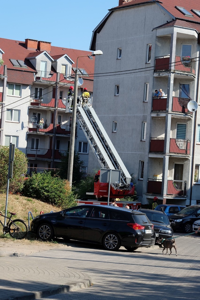 Białystok. Strażacy weszli przez balkon do mieszkania przy...