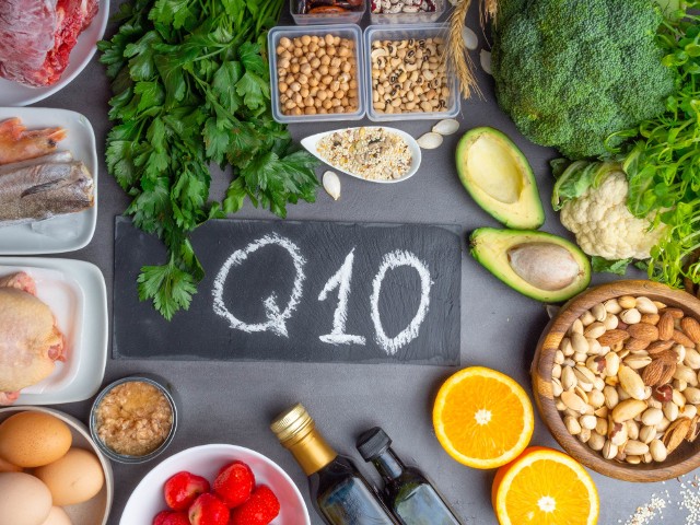 Bogatym źródłem koenzymu Q10 są produkty białkowe i niektóre roślinne, ale w pewnym wieku dieta nie jest stanie zapewnić ilości, które umożliwią zachowanie jego niezbędnych poziomów w organizmie