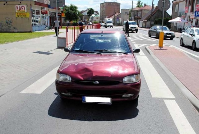 Siła uderzenia była na tyle duża, że wgniotła karoserię samochodu