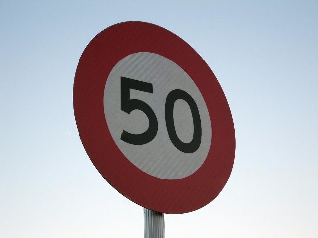 Uwaga! Tam, gdzie przyzwyczajeni byliśmy do "siedemdziesiątki&#8221;, dziś można jechać już tylko 50 km/h.