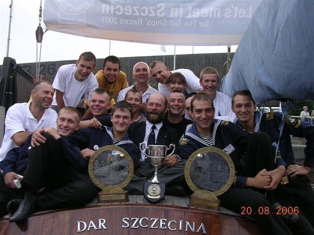 Zwycięstwo w 2006 r. W środku z pucharem kapitan Jurek...