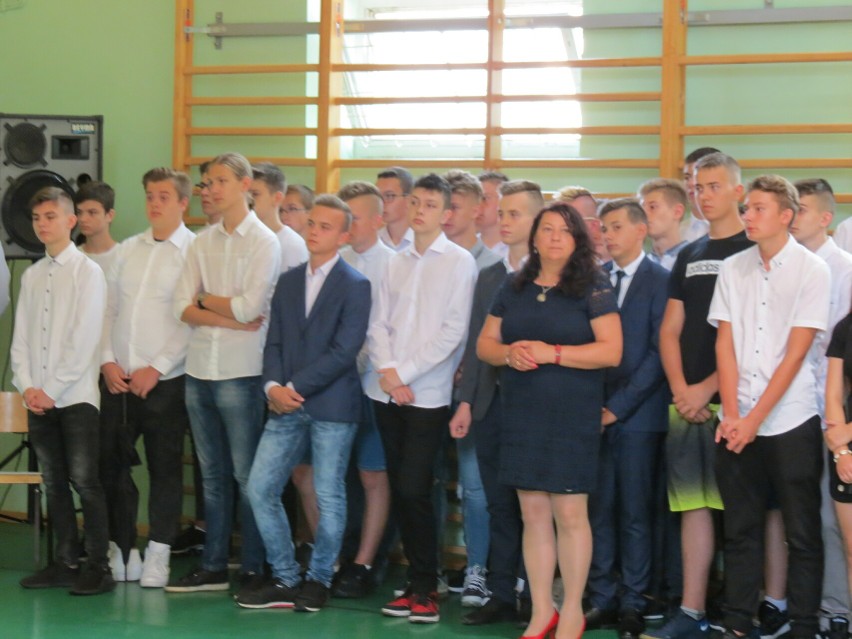 Międzynarodowy polonez na rozpoczęcie roku szkolnego w Zespole Szkół Zawodowych numer 2 w Starachowicach (ZDJĘCIA)