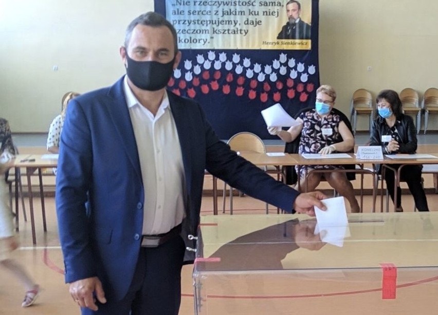 W Koniecznie głosował burmistrz Włoszczowy Grzegorz Dziubek