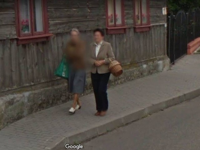 Zobacz zdjęcia na Google Street View! W programie automatycznie zamazywane są ludzkie twarze i tablice rejestracyjne samochodów, ale na zdjęciach można rozpoznać siebie lub kogoś znajomego po charakterystycznej sylwetce, ubraniu lub miejscu. A może to ciebie upolowała kamera Google'a - na spacerze z psem, w czasie zakupów lub podczas rowerowej przejażdżki po Radzanowie?