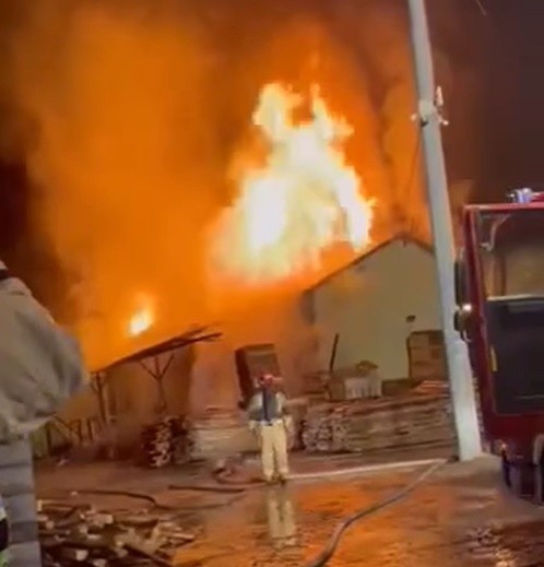W nocy w niedzielę (7 sierpnia) doszło do pożaru w zakładzie drzewnym w podmiasteckim Lubkowie. Strażacy walczyli z żywiołem 8 godzin. Straty oszacowano na 300 tys. zł. W akcji ucierpiał strażak z OSP w Dretyniu.