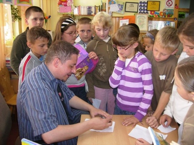 Pisarz Marcin Pałasz bardzo chętnie dawał dzieciom auto-grafy i podpisywał książki.