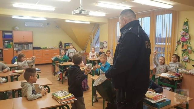 Ferie w województwie opolskim zaczynają się 28 stycznia, ale już teraz policjanci z brzeskiej komendy powiatowej odwiedzają szkoły i tłumaczą najmłodszym, jak bezpiecznie spędzić ten czas.