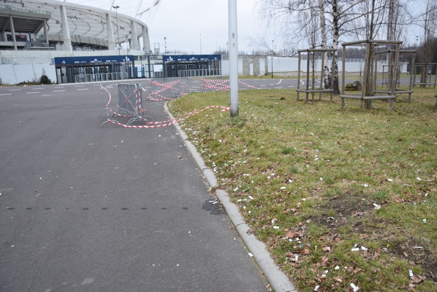 Tak wygląda teren przy Stadionie Śląskim po Sylwestrze z...