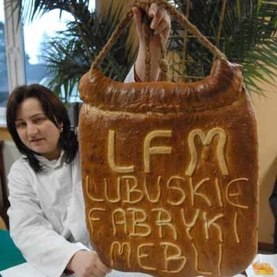 - Właśnie pieczemy na imprezę ogromne bochny chleba, na których wpisujemy nazwy świebodzińskich firm - wyjaśnia Iwona Balcewicz