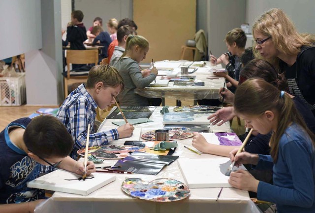 Ferie w Muzeum są zawsze twórcze. Dzieci poznając techniki z różnych dziedzin sztuki, rozwijają swoją kreatywność, świetnie się przy tym bawiąc.