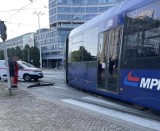 Wielogodzinne utrudnienia na pl. Grunwaldzkim we Wrocławiu. Połamany pantograf, tramwaje jeżdżą objazdami