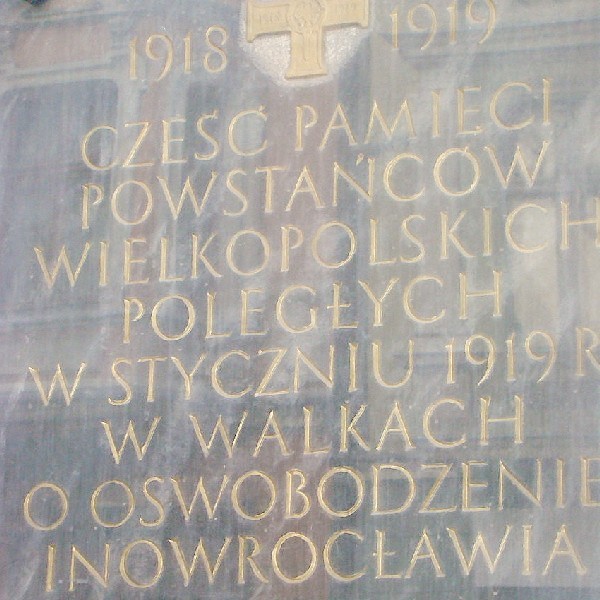 Tablica pamiątkowa ku czci powstańców poległych w walkach o Inowrocław, w 1959 roku ufundowana przez społeczeństwo i odsłonięta na poczcie, która dwukrotnie była obiektem zaciętych walk.