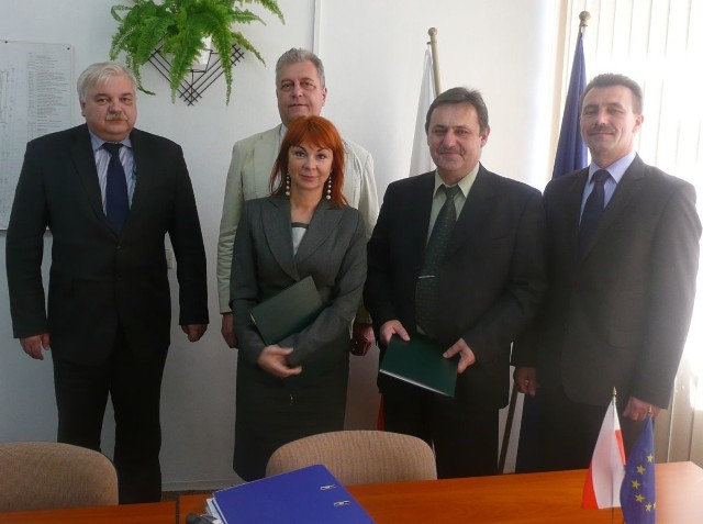 Pierwsze umowy związane z budową zakładu w Rzędowie zostały podpisane. Na zdjęciu przedstawiciele związku gmin i spółki z Rzędowa z wykonawcą dwóch umów - krakowską agencją marketingową "Unia&#8221;.