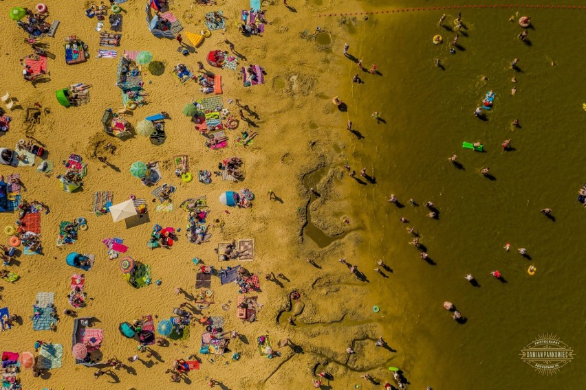 Tłoczno nie tylko na nadbałtyckich plażach. Zobacz zdjęcia z Krasnobrodu  