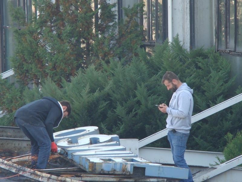 Oświęcim. Ze starego budynku dworca kolejowego zniknął napis "Oświęcim". To symboliczny początek rozbiórki tego zabytkowego obiektu