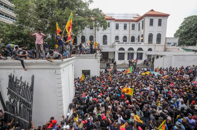 Na Sri Lance trwają jedne z największych protestów w historii tego państwa. Prezydent był zmuszony do opuszczenia swojej rezydencji, do której wdarli się demonstranci.