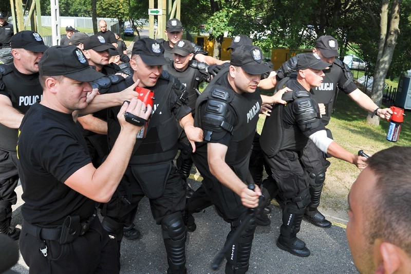 Funkcjonariusze ćwiczyli przy Słonecznej starcia z...