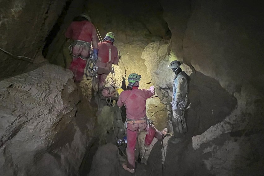 Speleolog uratowany z jednej z najgłębszych jaskiń. Wyciąganie go trwało trzy dni