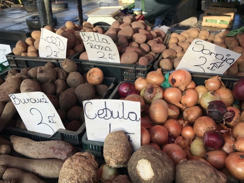 Kraków. Na Bieńczyckim Placu Targowym stoły uginają się od dorodnych warzyw i owoców. Zobaczcie ceny!