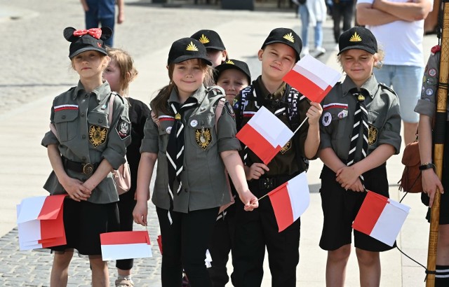 2 maja świętujemy Dzień Flagi Rzeczypospolitej Polskiej. Bydgoszcz włączyła się w obchody. Oficjalne uroczystości odbyły się w czwartek na Starym Rynku. Mieszkańcom rozdawano biało-czerwone flagi.