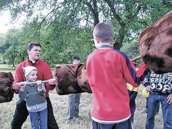 Ks. Arkadiusz Karczyński z Kacperkiem w nietypowej walce... Fot. Magdalena Uchto