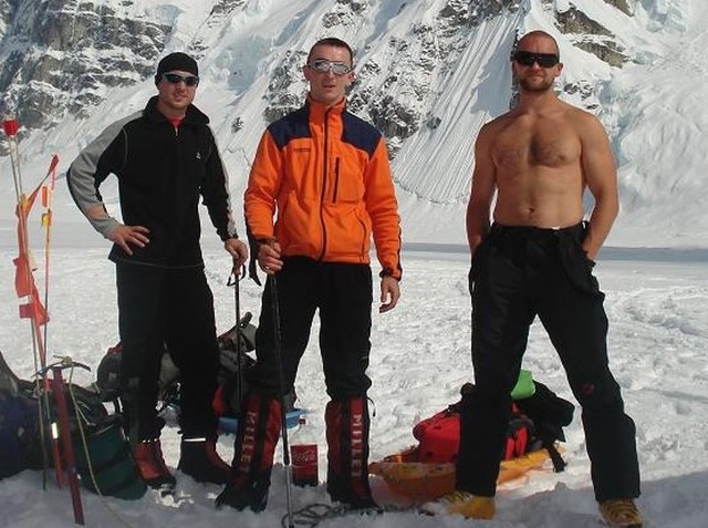 Robert Grzybowski, Krzysztof Grzybowski i Adrian Przyłucki - trzej bielszczanie na najwyższej górze Ameryki Północnej.