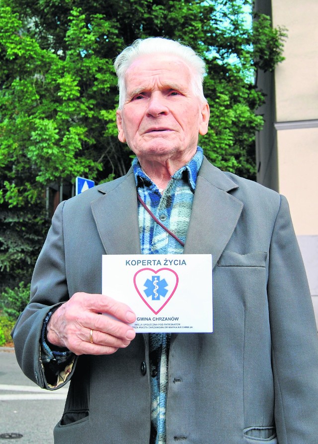 Jan Chłopek z Chrzanowa odebrał wczoraj z chrzanowskiego magistratu "kopertę życia". Będzie trzymał ją w lodówce