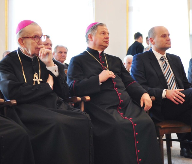 W uroczystej sesji papieskiej uczestniczyli biskup senior Edward Materski (pierwszy z lewej), ordynariusz diecezji radomskiej Henryk Tomasik oraz prezydent Radomia Andrzej Kosztowniak.