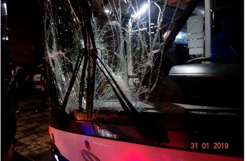 Kraków. Atak na młodą kobietę w autobusie, kolizja, pościg, interwencja policji