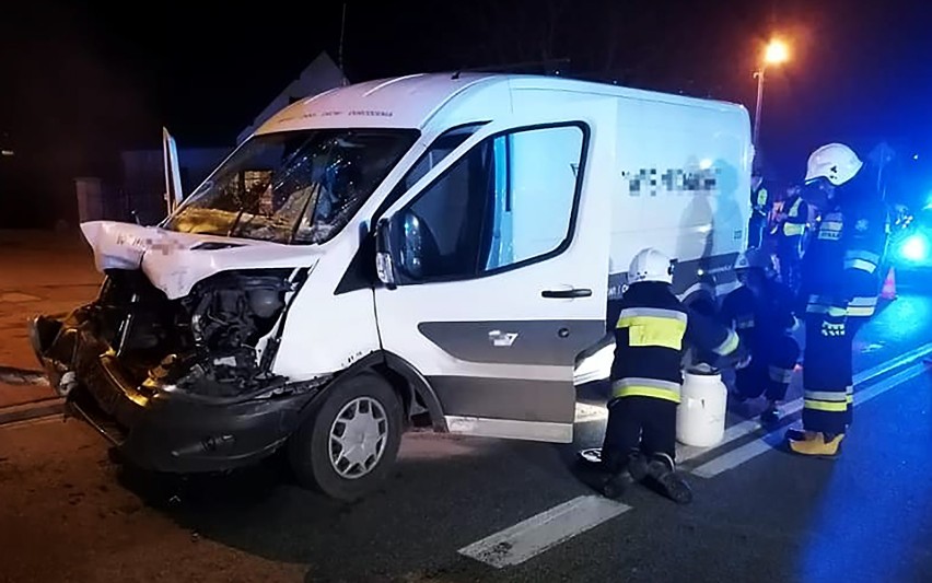 Kolejny wypadek busa na krajówce pod Nowym Sączem. Pojazd wbił się w ciężarówkę [ZDJĘCIA]