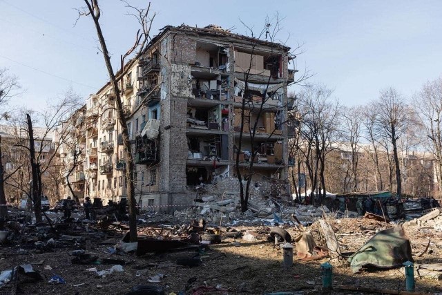 Rosjanie nie tylko niszczą na Ukrainie domy cywilów, a ich samych mordują, ale palą też książki
