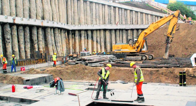 Początki budowy. Słupy, które wyglądają jak palisada, to beton wpompowany w ziemię. Zabezpiecza teren przed osuwiskami