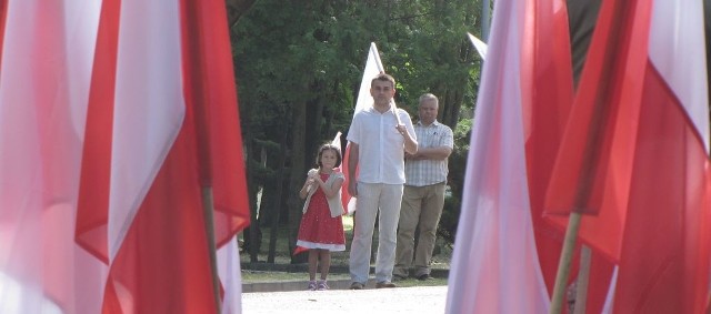 Pan Jacek z siedmioletnią córką Marysią na gorzowskim cmentarzu wojennym.