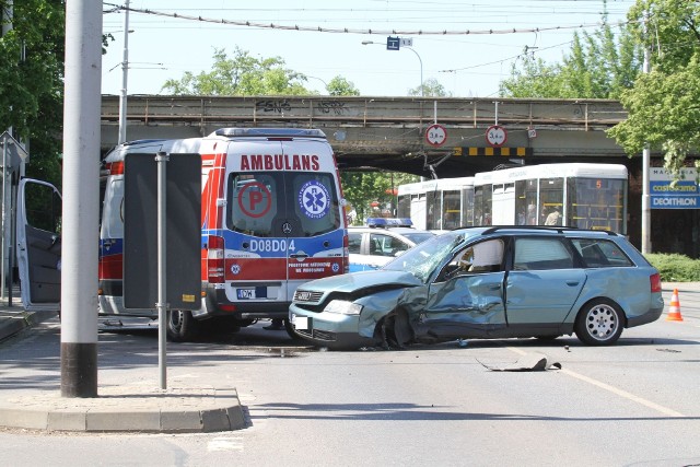 Wypadek karetki i audi na ul. Grabiszyńskiej