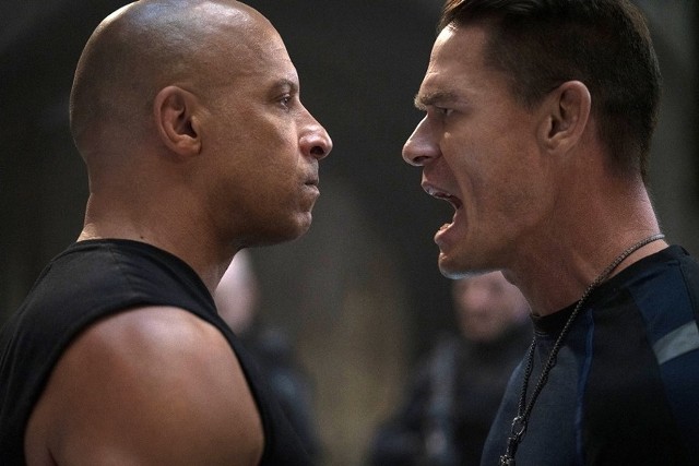 Vin Diesel i John Cena spoglądają na siebie nawzajem stalowym wzrokiem. Niewątpliwie wypatrzą kolejne części filmu