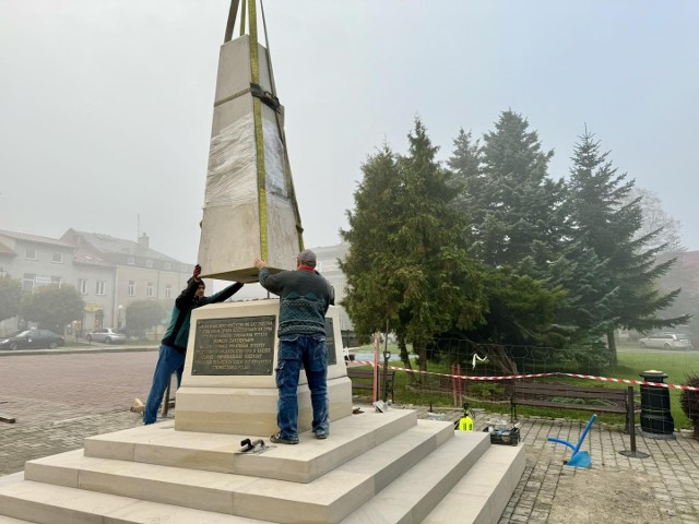 Montaż pomnika z Orłem po wykonanej renowacji
