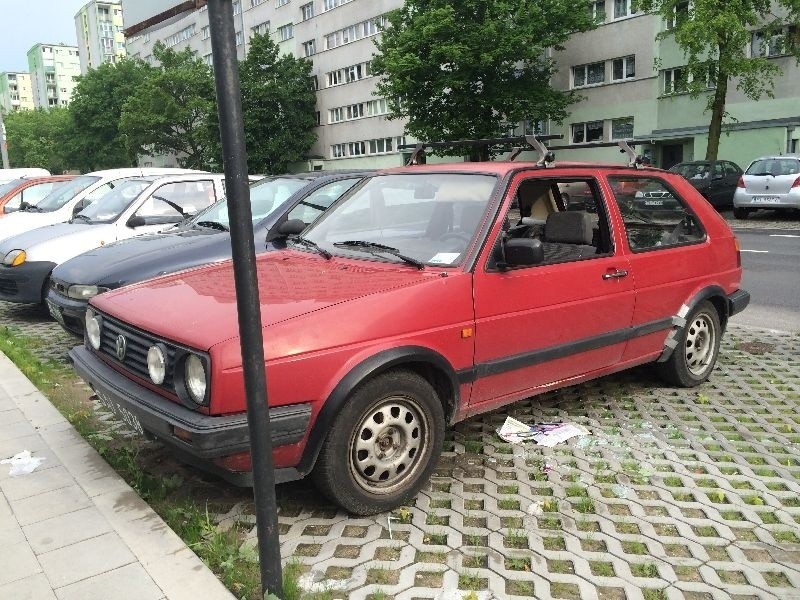 Zniszczyli samochody na parkingu przy markecie Carrefour na Teofilowie [zdjęcia]
