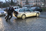 Volvo blokowało jezdnię. Auto zjechało z parkingu na ulicę, bo kierowca nie zaciągnął ręcznego