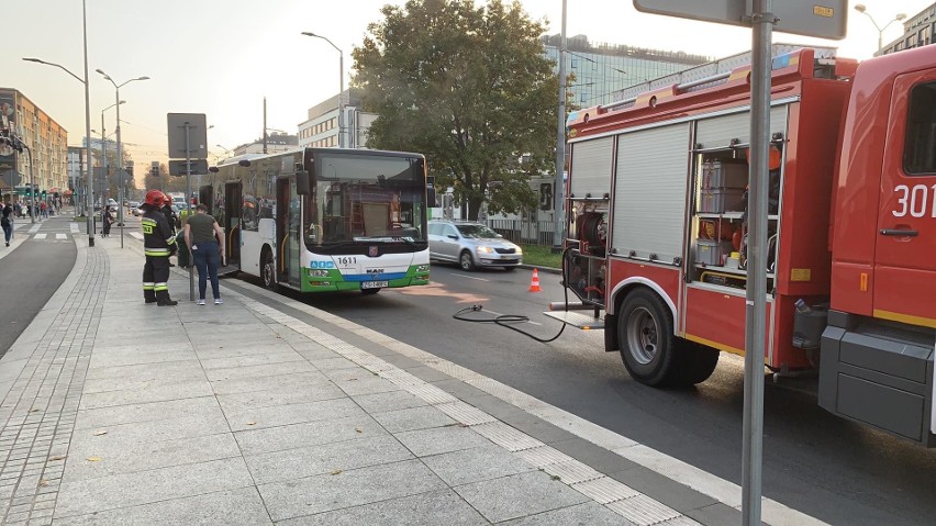 Szczecin. Autobus dał niezłą plamę na przystanku 