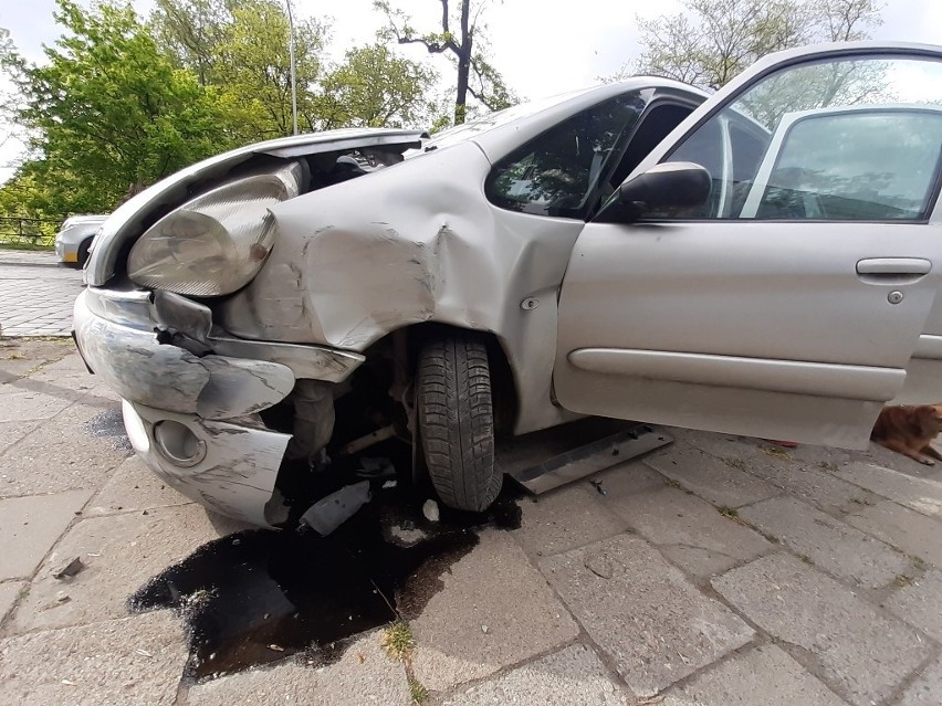 Wypadek na Podwalu. Młody kierowca wpadł w poślizg- staranował słupki i inny samochód (ZDJĘCIA)