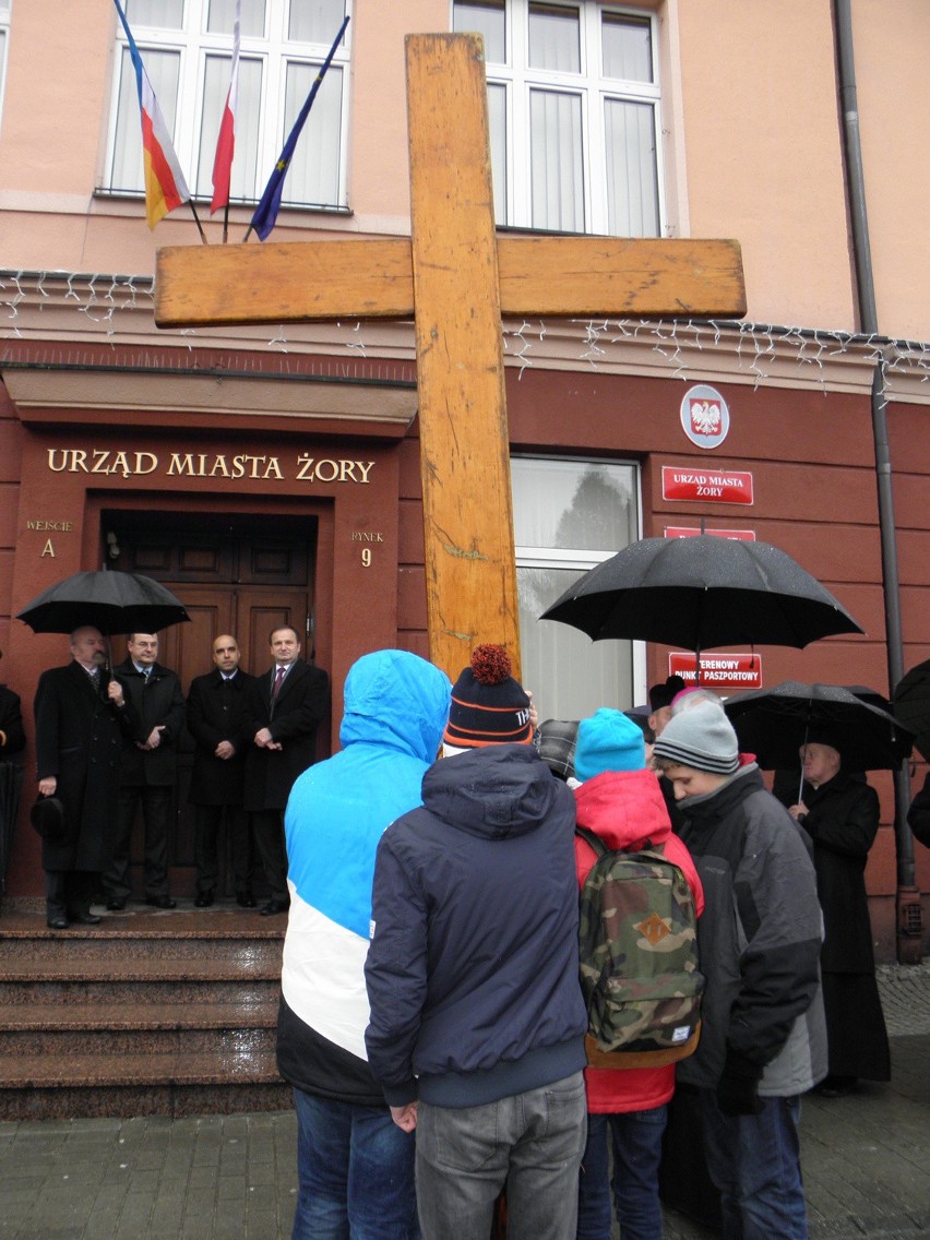 Krzyż ŚDM w Żorach: Adoracja i procesja [ZDJĘCIA]