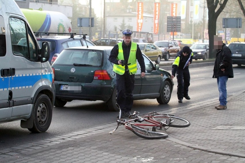 Volkswagen potrącił 90-letniego rowerzystę. Mężczyzna jest w szpitalu