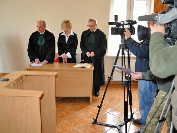 Na ogłoszeniu wyroku zabrakło Józefa T.. Słowom sędziego przysłuchują się obrońcy Tadeusz Czernicki (z lewej), eks-skarbniczka Bornego Sulinowa Ewa J. i Czesław Podkowiak.