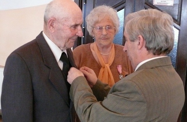 Genowefie i Stefanowi Skopowskim, którzy obchodzą jubileusz 60-lecia pożycia małżeńskiego, medale w imieniu prezydenta RP wręczył burmistrz Adam Bodzioch.