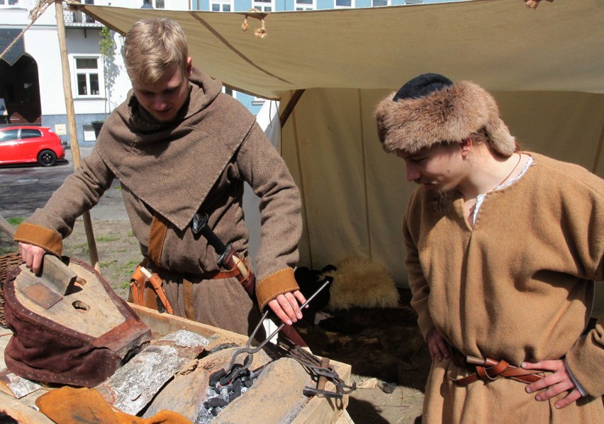 Radom. Dzień Rekonstrukcji Historycznej na Rynku. Warsztaty i pokazy pasjonatów historii