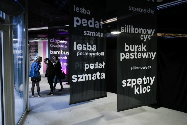 Wystawa "Nowe narzędzia tortur" to sposób miasta Poznania na walkę z mową nienawiści. Jest ona dostępna od 5 do 7 kwietnia na poziomie -2 ronda Kaponiera.Przejdź do kolejnego zdjęcia --->