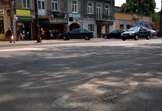 Na ul. Zamojskiej oznakowanie dla rowerów nie przetrwało zimy, jest ledwo widoczne.