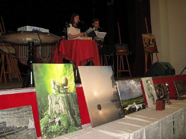 Obrazy, fotografie, firany, rzeźby i rysunki licytowano w Żnińskim Domu Kultury.