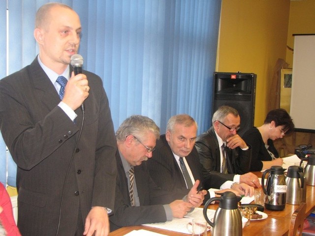 Radny Waldemar Kuszewski chce poznać szczegóły audytu, jaki sporządzono w biurze obsługi oświaty, skąd znikło 700 tys. zł